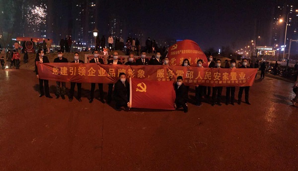 “党建引领企业品牌形象，，，，，效劳霍邱人民安家置业”霍邱项目党支部开展春节送春联礼包运动