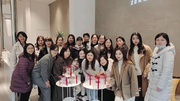巧手做烘焙，，，，，，，甜蜜好时光——地产集团工会举行妇女节主题烘焙运动